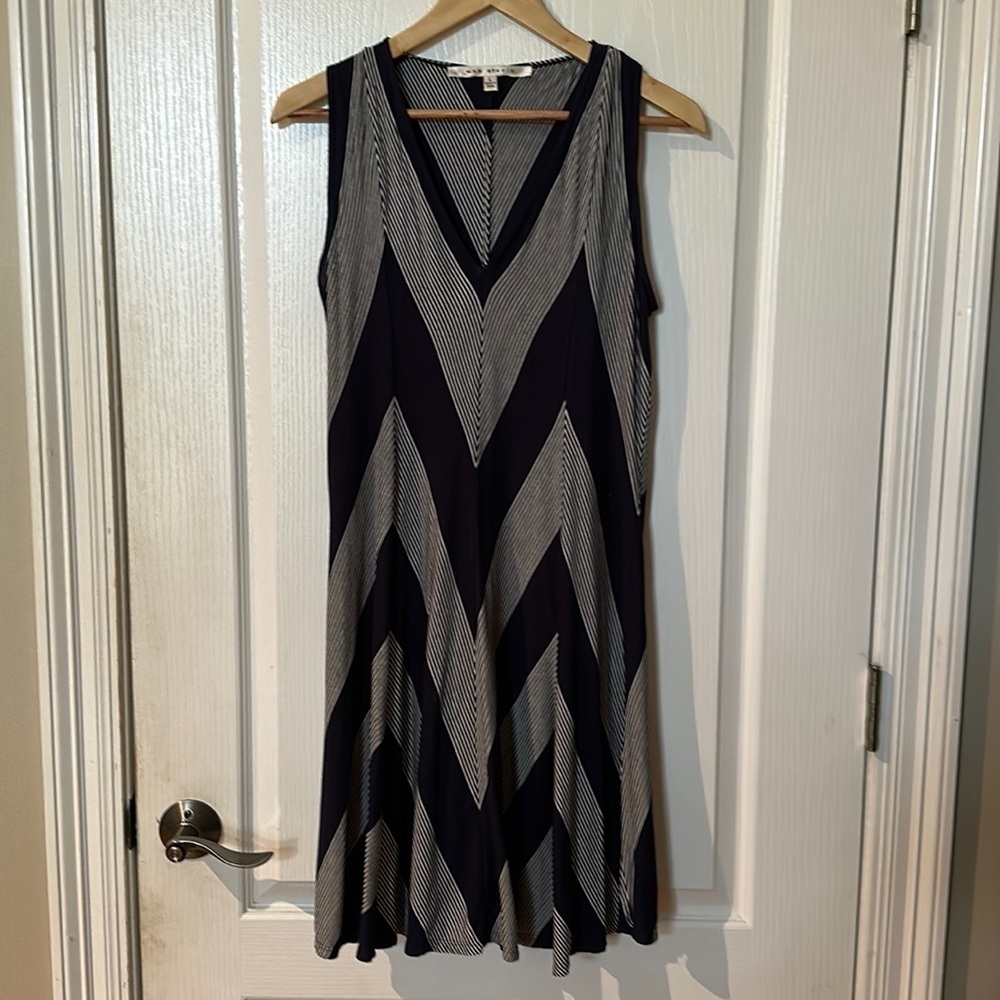 Max studio Blue and white zigzag pattern, Sleeveless V-neck dress size large